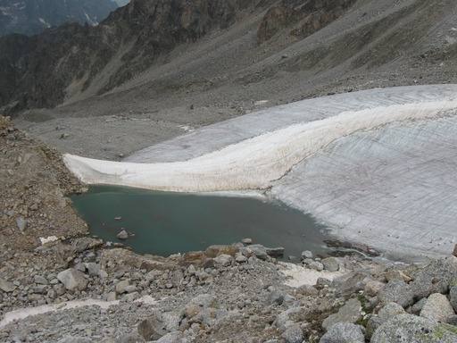 озеро внизу Тютюйского ледника